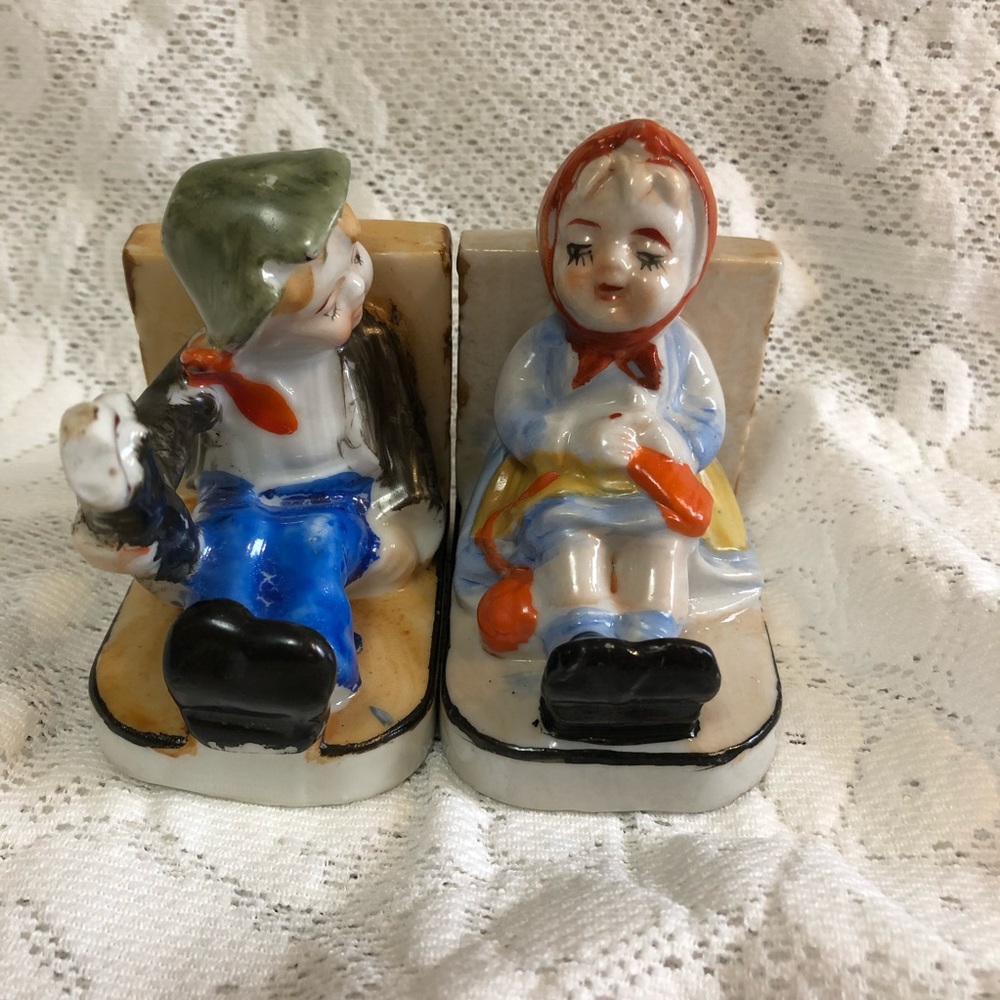 Kitschy Vintage Boy Girl Sitting Bookends 📚